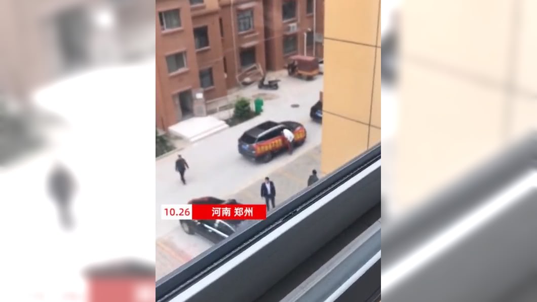 等待禮車來迎接的新娘,發現樓下出現2輛黑色車。(圖/翻攝自《網易號》)