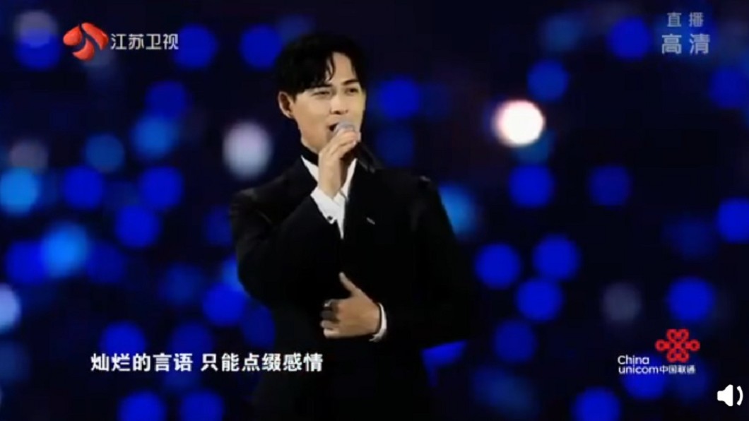 仔仔一開口唱〈流星雨〉，全場立刻沸騰。（圖／翻攝自江蘇衛視《一千零一夜》官方微博）