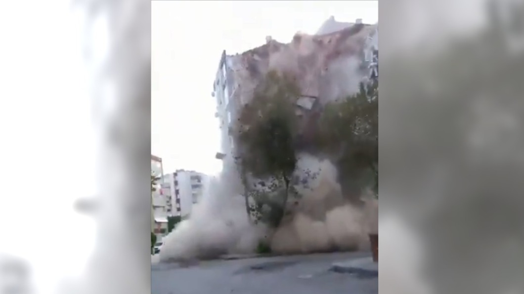 愛琴海7.0地震，建物瞬間倒塌（圖／翻攝推特）