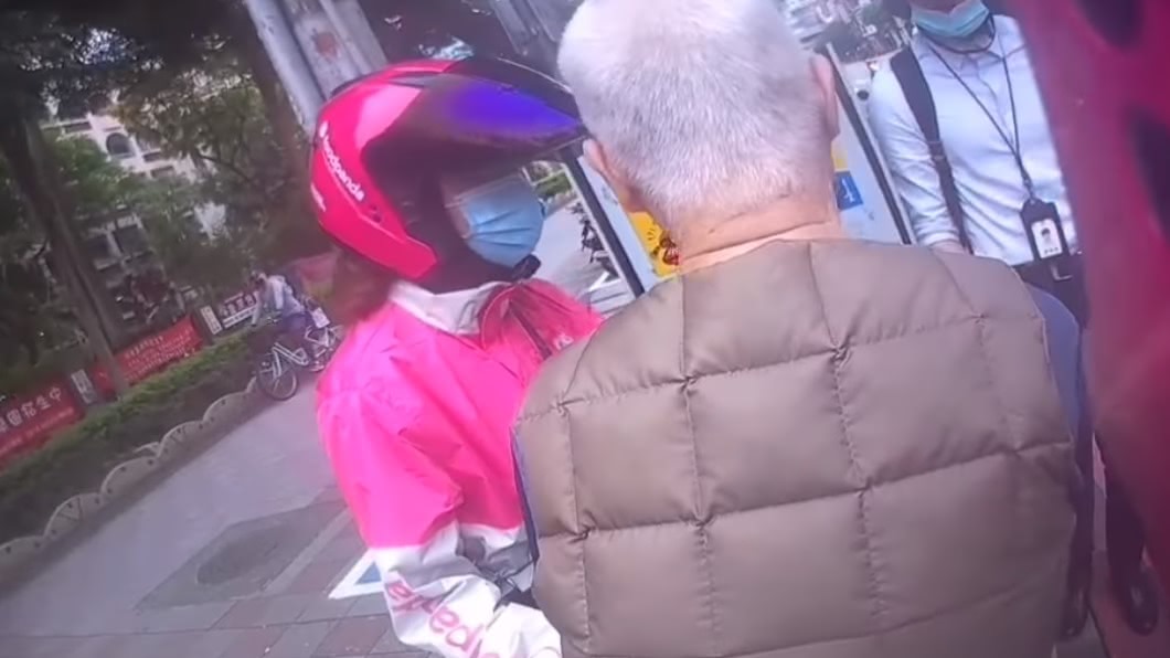 阿伯過馬路突倒栽蔥 外送員秒衝救援網大讚