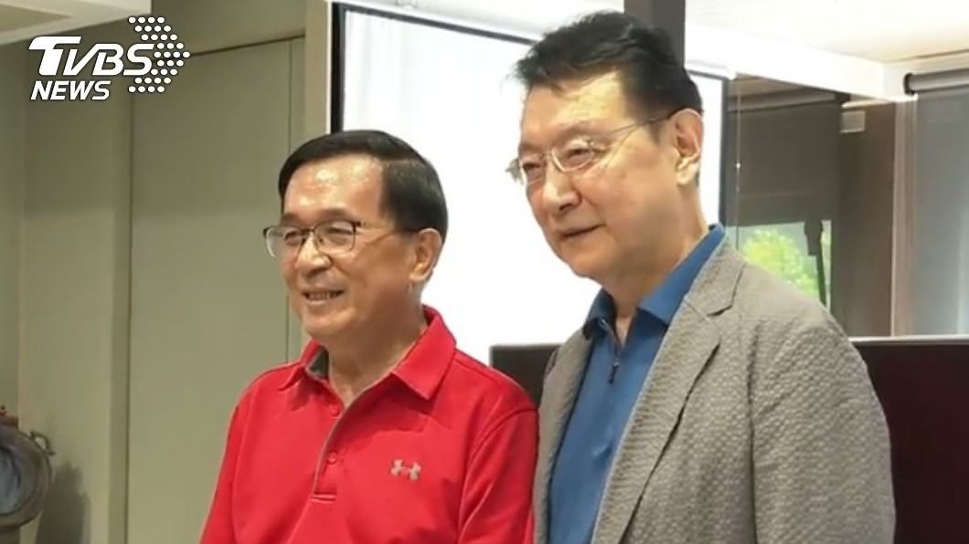 TVBS《少康戰情室》主持人趙少康與前總統陳水扁。（圖／觀點授權）