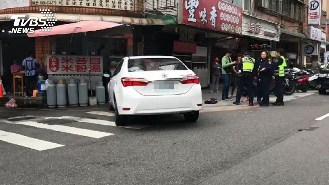 路邊停車手煞車沒拉 新北車輛滑行撞傷老翁腿骨折
