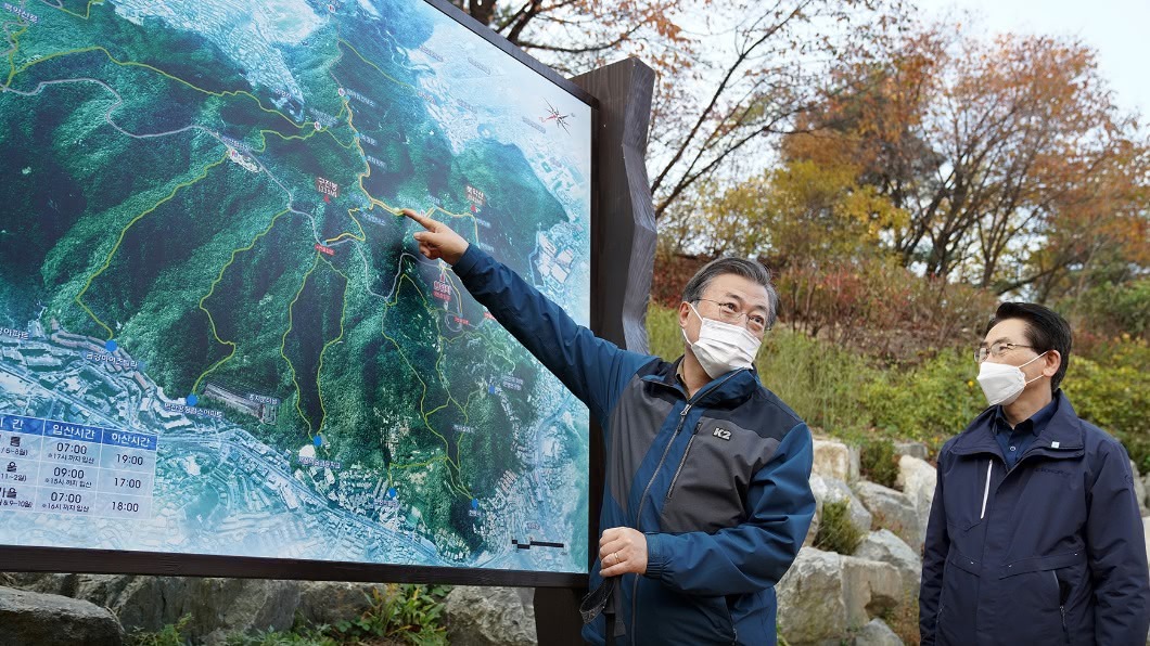 塵封52年！文在寅兌現承諾　青瓦臺後山重開