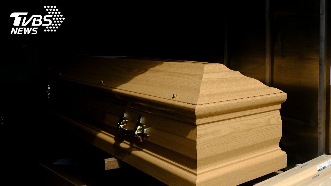 欠醫藥費被拒開死亡證明 男大生「遺體凍17年」無法葬