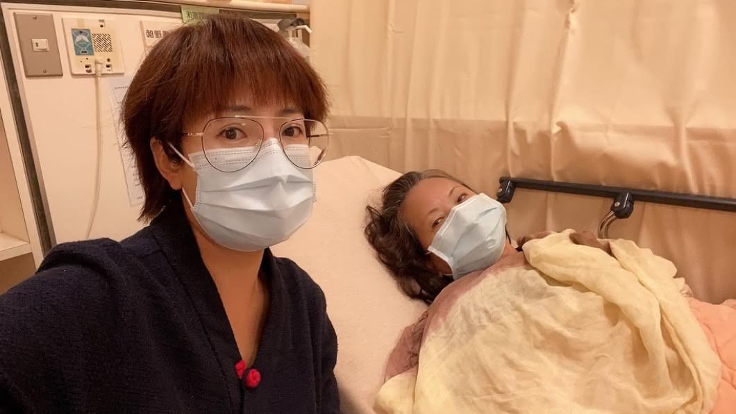 錦雯的媽媽日前因為吃隔夜菜差點引發敗血症。(圖/翻攝自錦雯臉書)