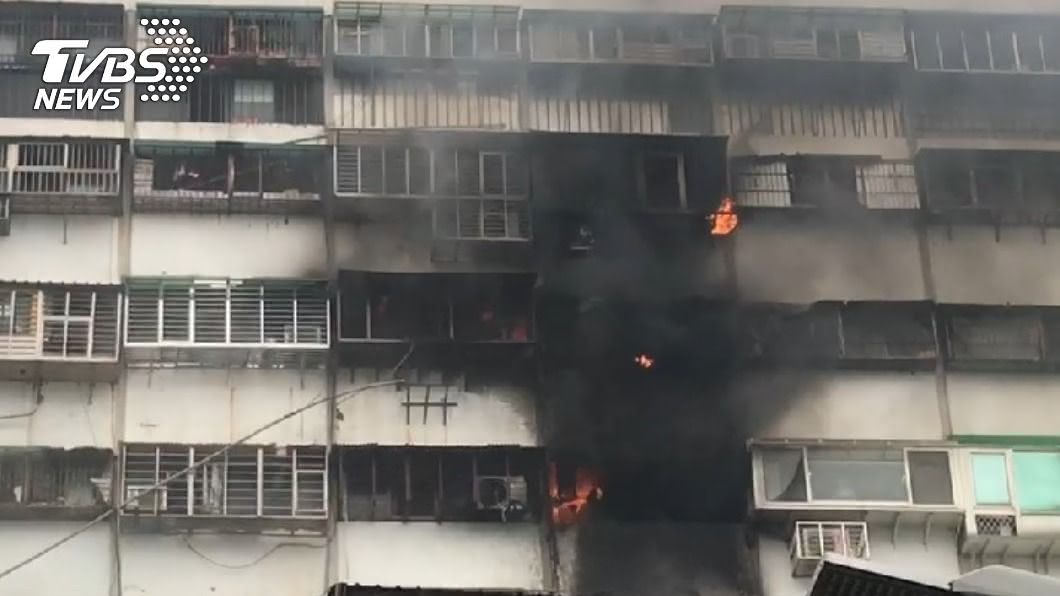北市萬華民宅火警濃煙狂竄 20人困頂樓1人命危