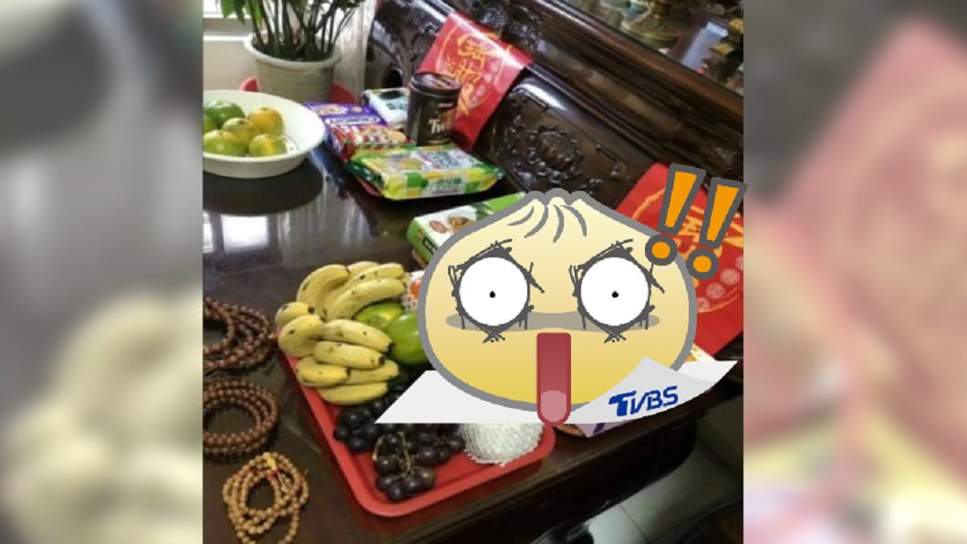 「這不是餅乾啦」阿嬤供品拜錯 網嚇:給人吃就慘了