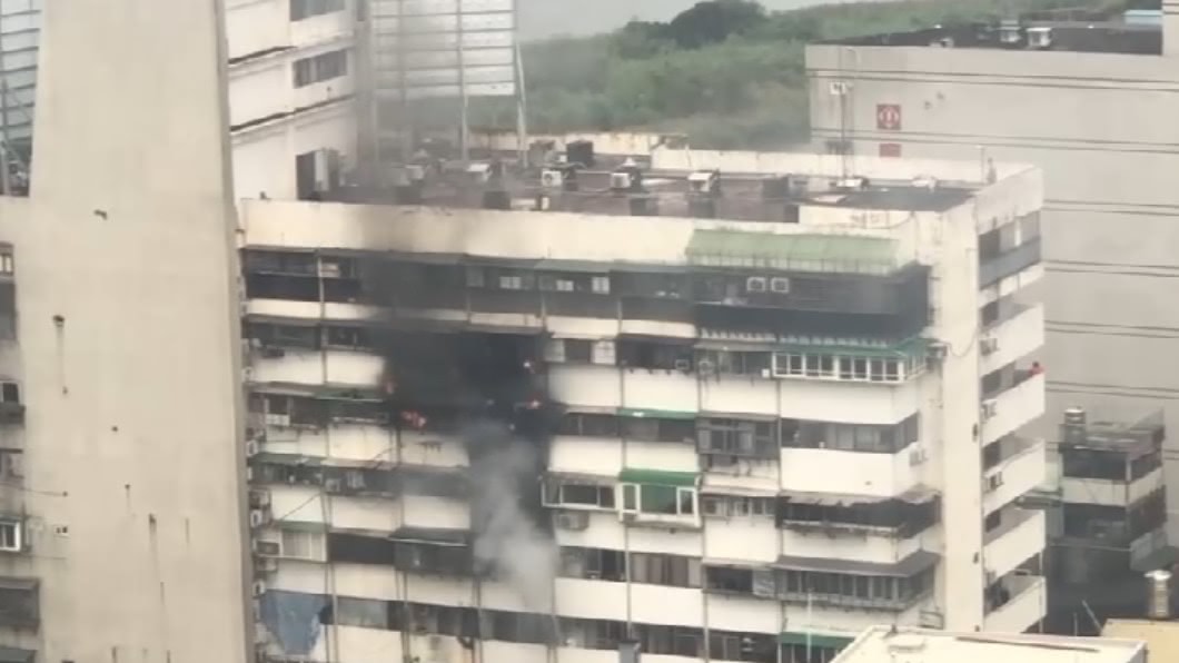 民眾拍下火警黑煙狂竄的畫面。(圖/翻攝自我是萬華人臉書)