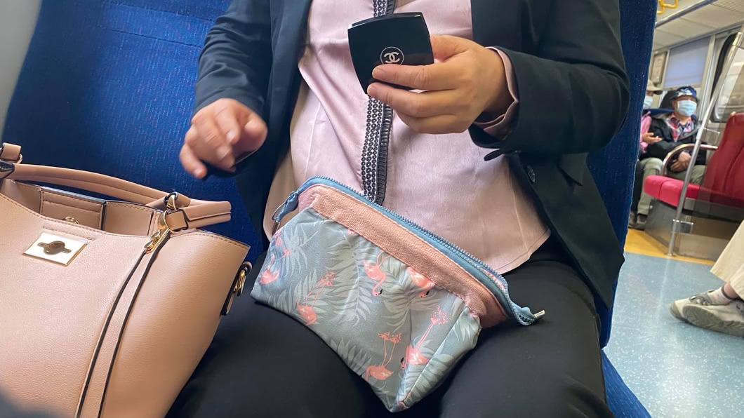 婦人在區間車上化妝,還指責女子擋到光。(圖/翻攝自臉書社團爆怨2公社)