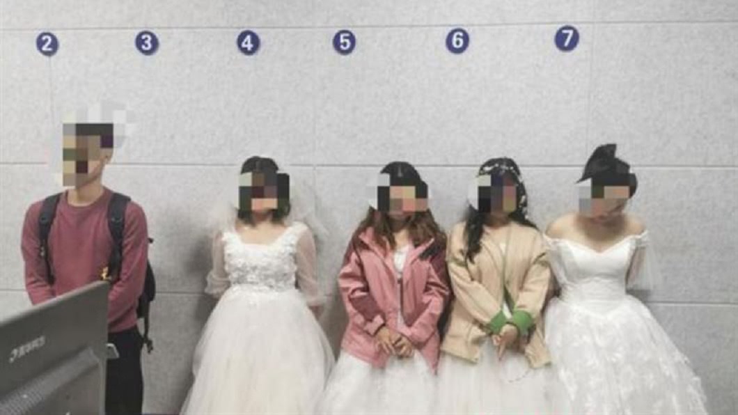 警方巡邏時發現,隨即將攝影師和4名女子帶回偵訊。(圖/翻攝自微博)