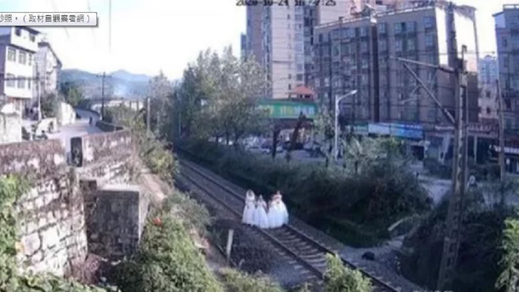 4女穿婚紗涉險坐鐵軌拍美照 網看傻狂酸:拍遺照?