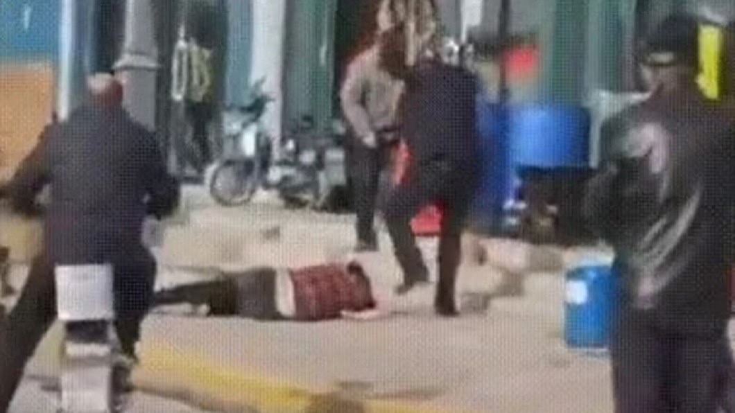 妻子當場被活活打死。(圖/翻攝自微博)