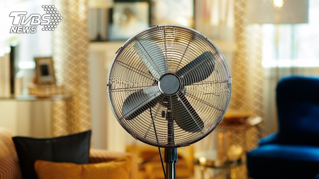 原PO送2台電風扇當入厝禮,卻還是被討紅包。(示意圖/shutterstock 達志影像)