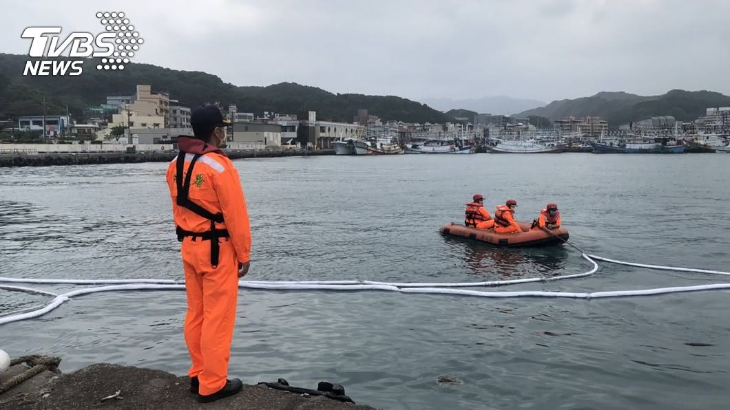 八斗子漁港工作船沉沒漏油 海巡即時攔油吸汙