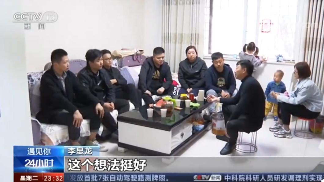 意外發生後至今8年,袁振老同學仍會定期到袁家一聚。(圖/翻攝自微博/央視新聞)