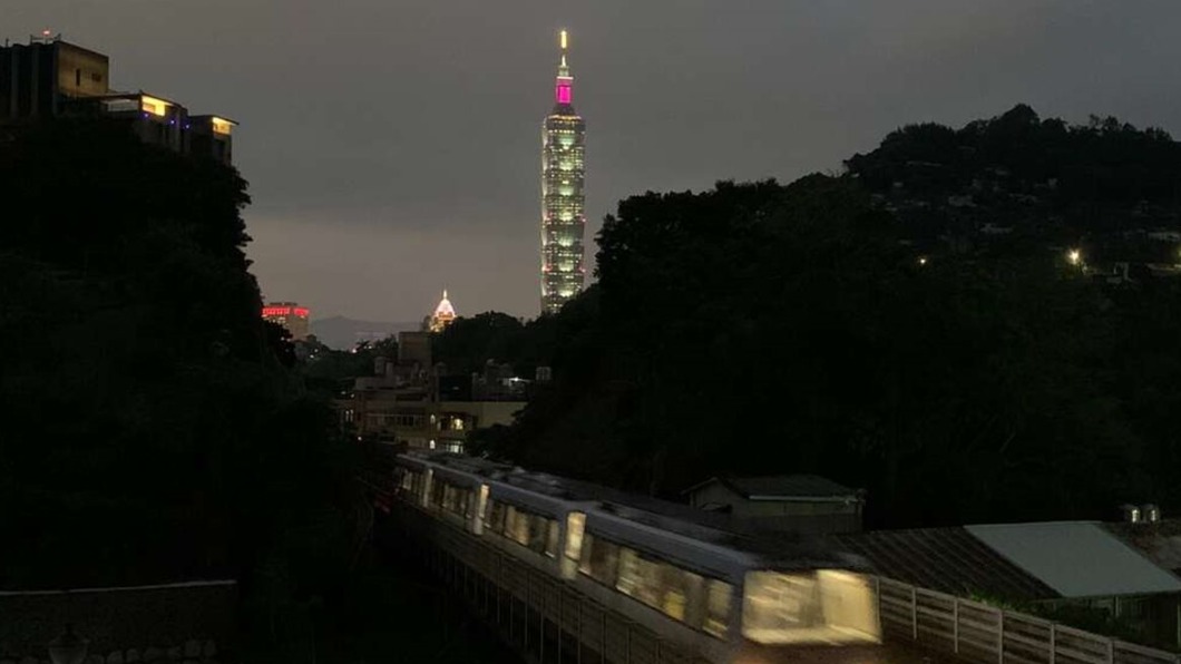 步道頂點能看到台北101與文湖線列車交錯的美景。(圖/台北市政府山務局大地工程處提供)
