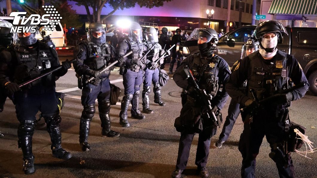 反川普抗議群眾砸窗戶 與波特蘭警察緊張對峙
