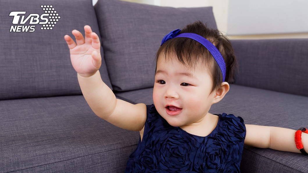 幼女遭逼微笑招呼客 媽怒槓長輩:對你有啥好處?