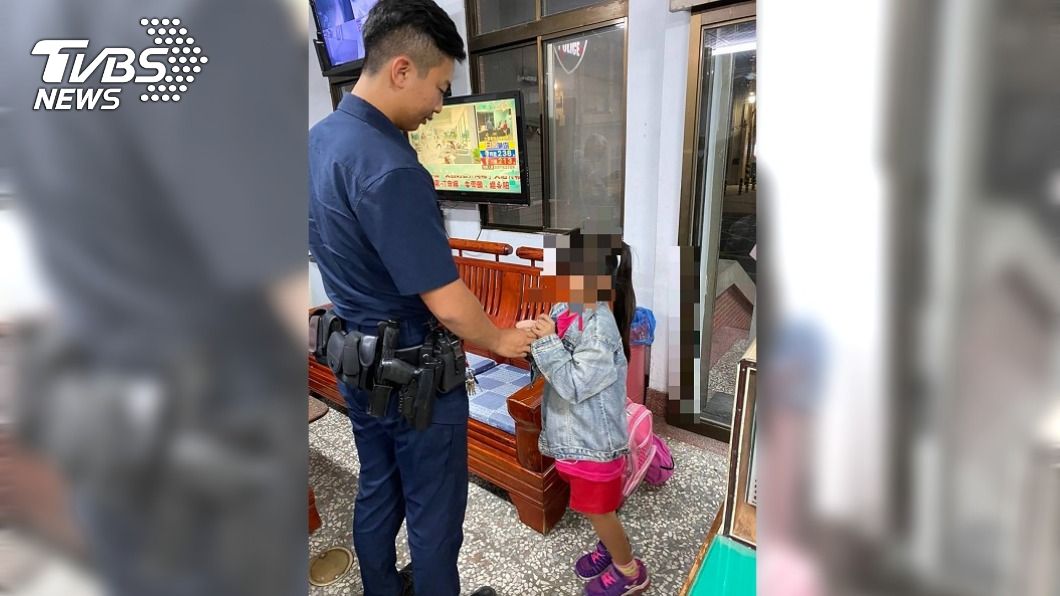 不知母加班9歲女童獨坐暗巷等到天黑 暖警助返家