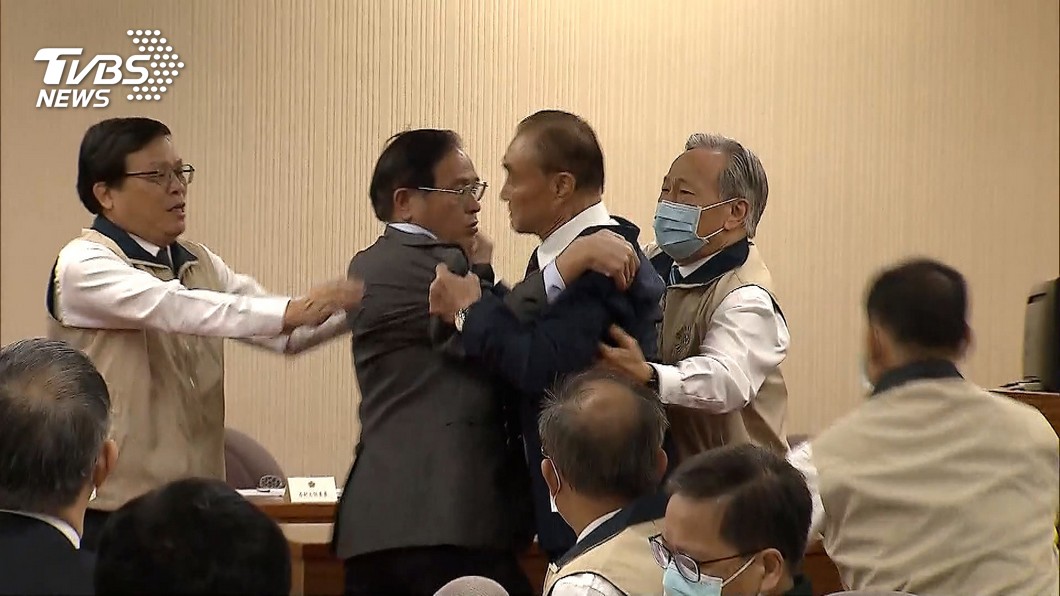 國民黨立委鄭天財涉收賄遭送辦 檢複訊200萬交保限制出境出海