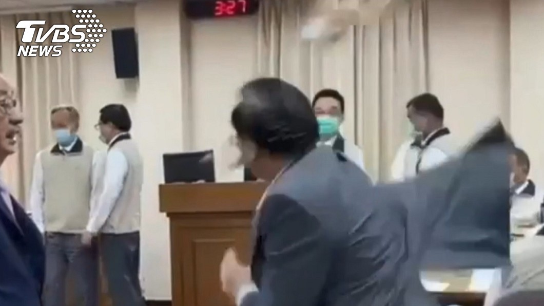 鄭天財朝馮世寬扔咖啡。(圖/TVBS)