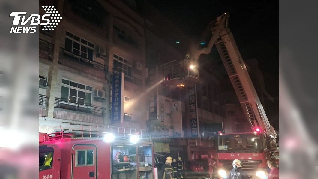 嘉義市住宅清晨火災出動雲梯車 6人嗆傷送醫