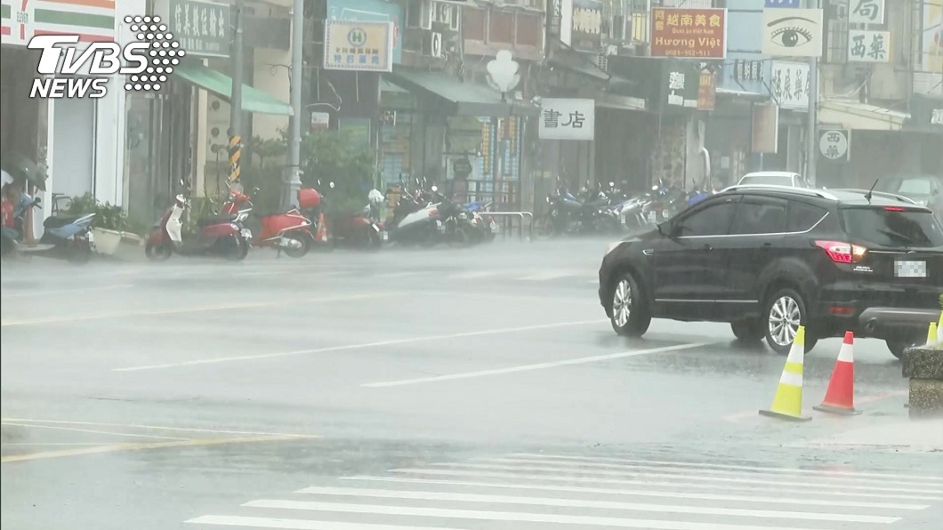 強風驟雨侵襲南台灣。(圖/TVBS)