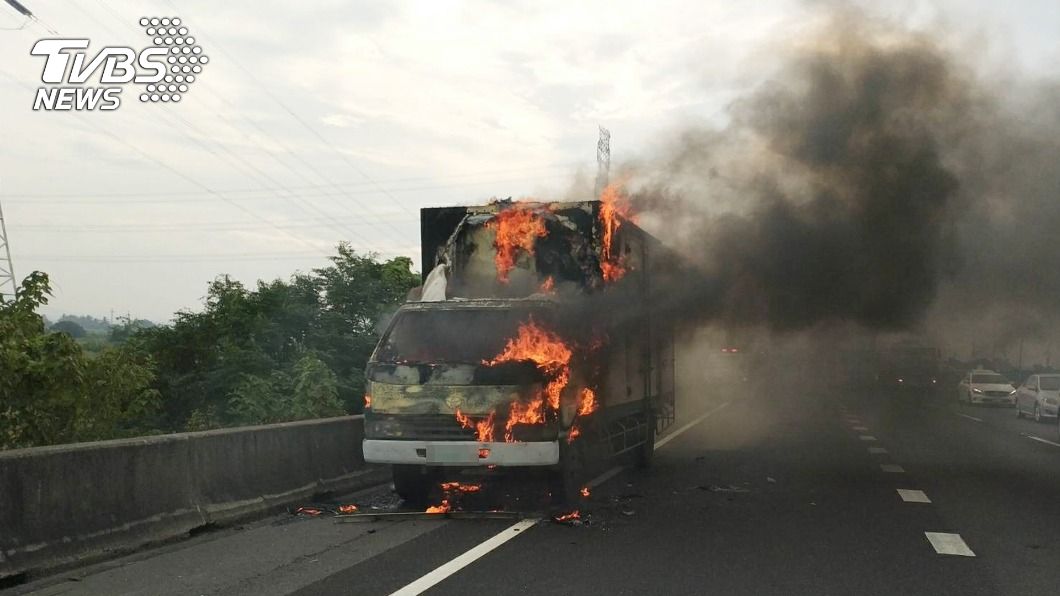 國1路竹段大貨車突起火 急停路肩2人倉皇逃生