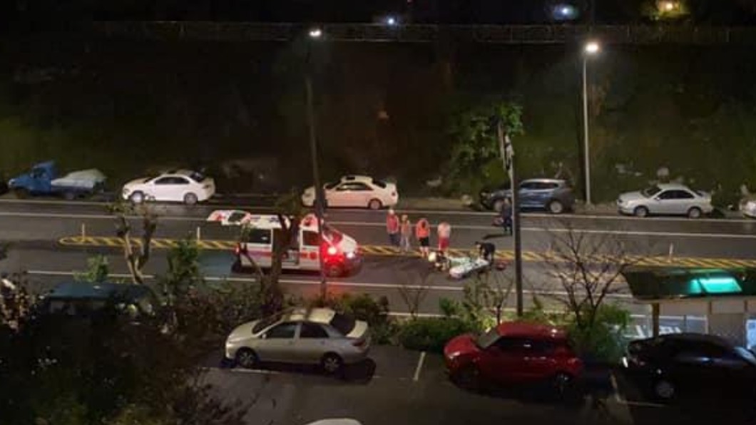 輪胎刺客一出社區就發生車禍。(圖/翻攝自爆料公社)