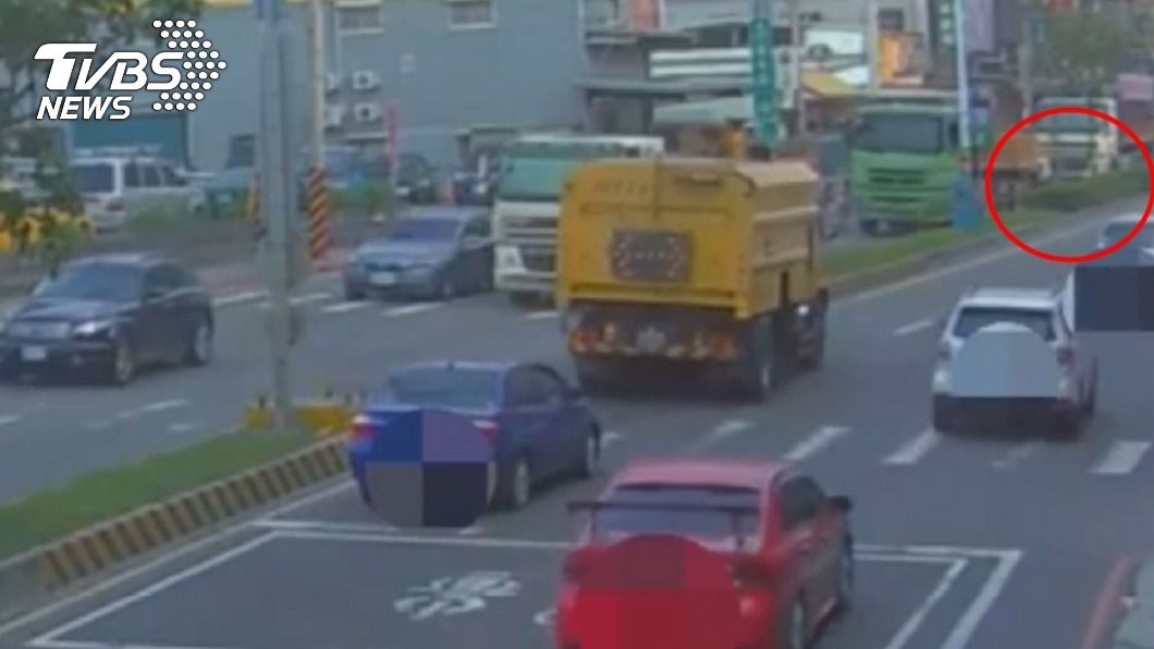驚悚畫面!8旬翁跨安全島返家 遭砂石車輾斃亡