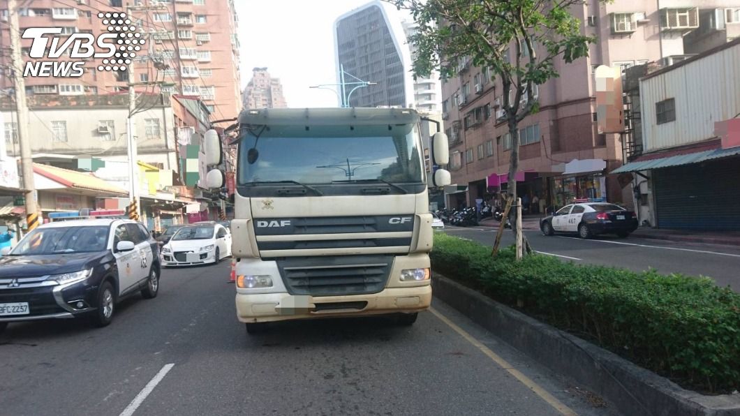 砂石車駕駛未留意到老翁不慎輾過。(圖/TVBS)