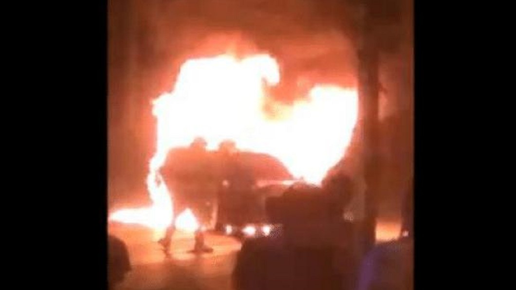 酒駕撞車害爆炸。(圖/翻攝自微博)