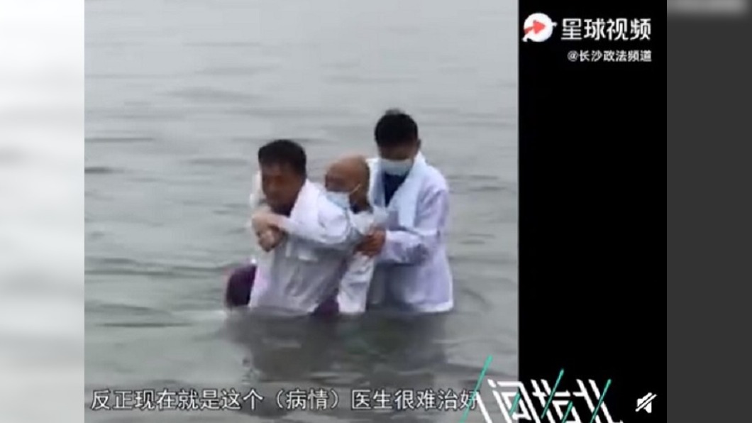 2名男子背著老翁走進長江。(圖/翻攝自微博)