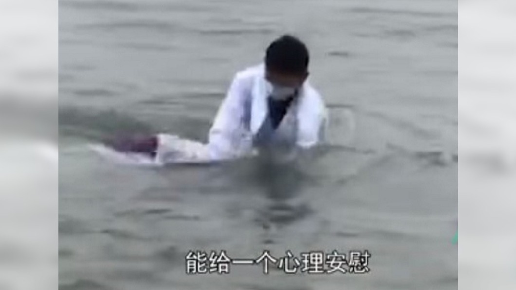 老翁被壓頭,整個人浸泡在長江中。(圖/翻攝自微博)
