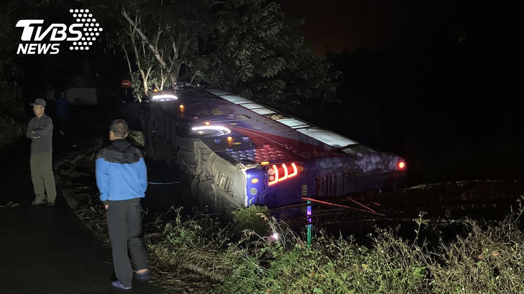 苗栗三義遊覽車翻覆 4乘客輕傷送醫