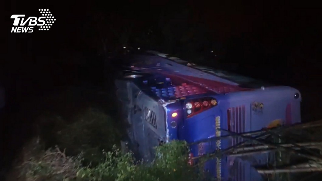 天雨路滑!遊覽車抄小路側翻 家族遊4傷