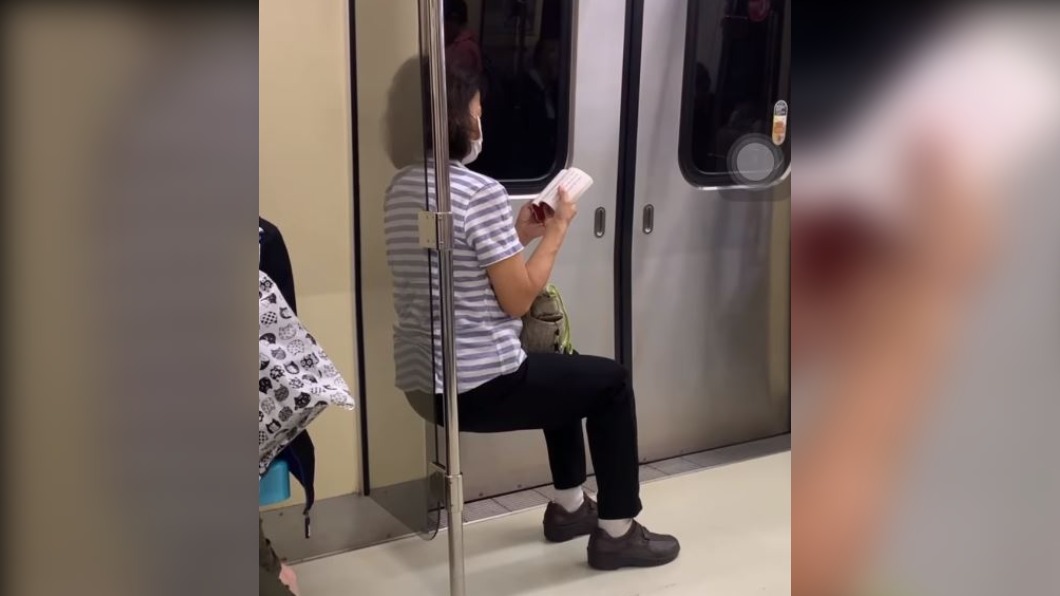 婦人搭捷運以腳蹲馬步乘坐「空氣椅」。(圖/翻攝自爆料公社二館)
