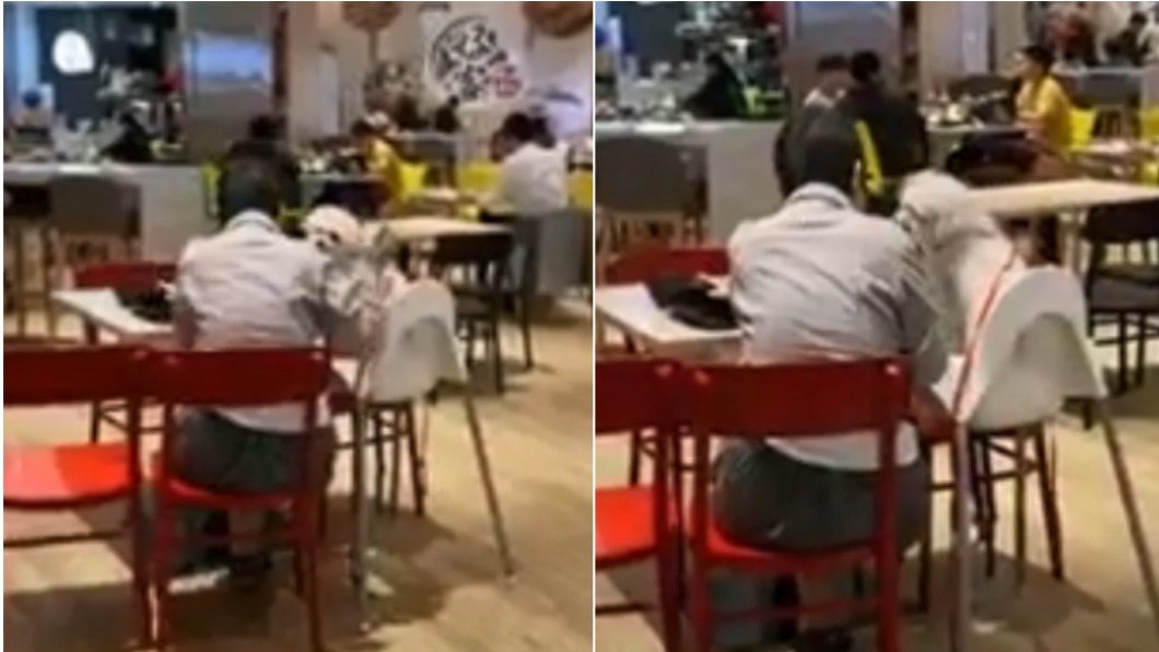 寵物犬放百貨兒童椅「同桌共食」!愛狗人士也怒了