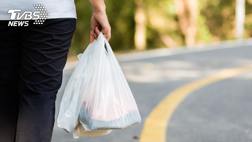 女子不滿塑膠袋要加價掌摑女店員,遭判刑拘役59日。(示意圖/shutterstock 達志影像)