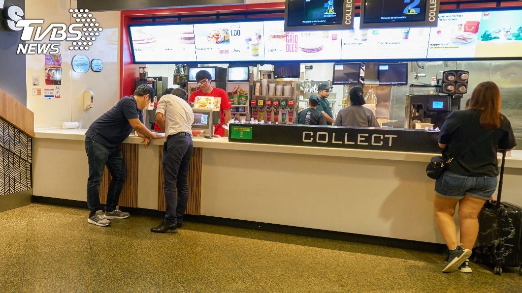 她每晚溜進速食店「解放」 神秘原因專家直言:很嚴重