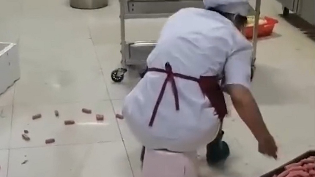 掉在地上的香腸也沒清洗就直接放回托盤內。（圖／翻攝自微博）