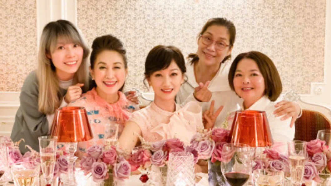 趙雅芝家中布置各式鮮花，相當注重生活品質。（圖／翻攝自趙雅芝微博）