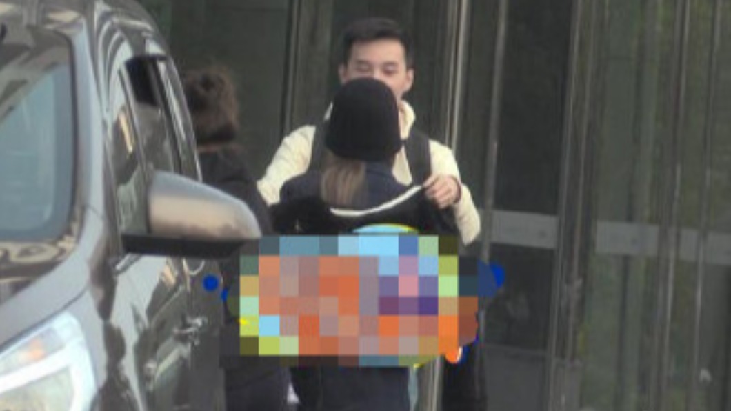 周揚青被直擊疑有新的護花使者。(圖/翻攝自微博)