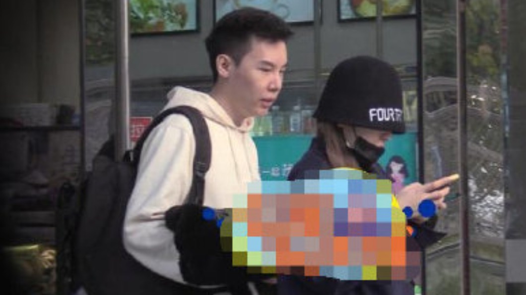 周揚青疑有新對象,且外型亮眼。(圖/翻攝自微博)