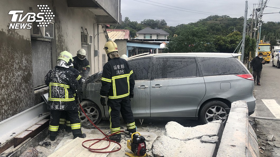 休旅車疑過彎失控撞民宅起火 駕駛骨折送醫