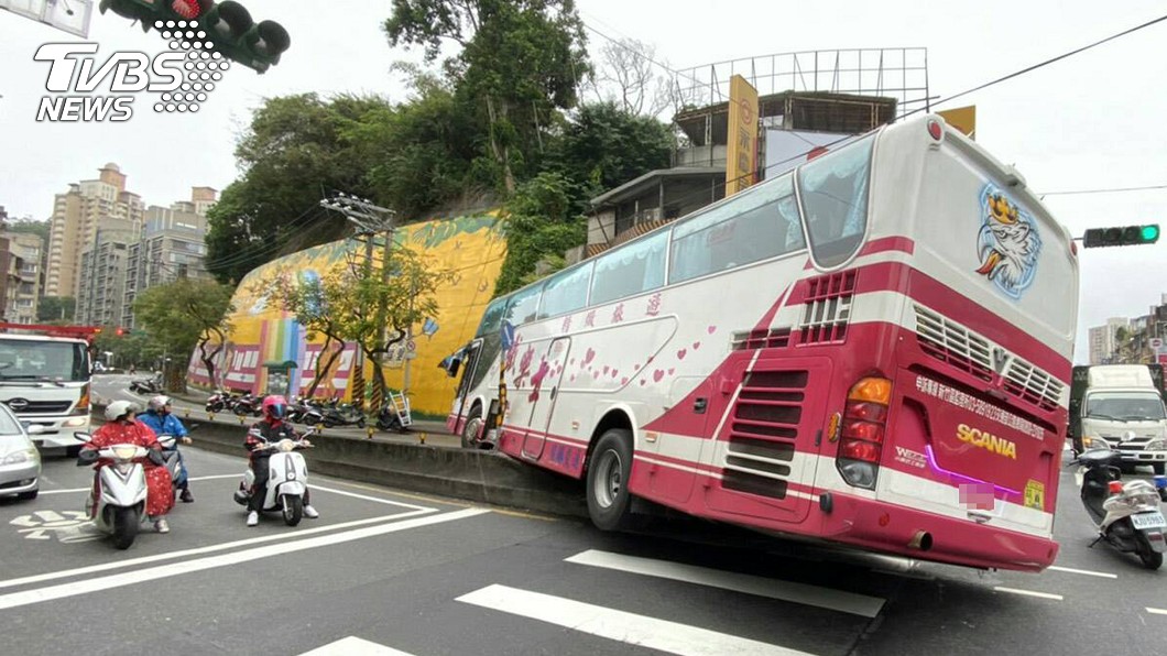 遊覽車轉彎「騎上分隔島」　北市交通一度大打結