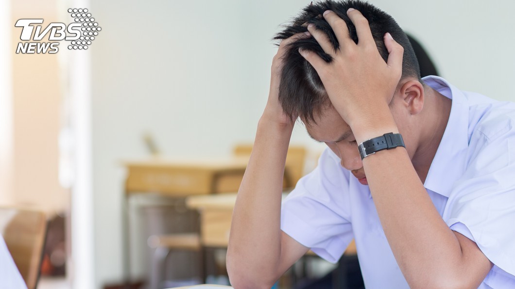 國中生淚憶逝世爺　老師丟粉筆嗆矯情：親人死掉就哭？