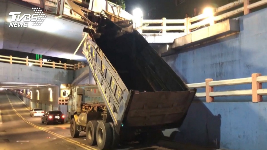 工程車斗突掀起　猛撞地下道、駕駛臉掛彩