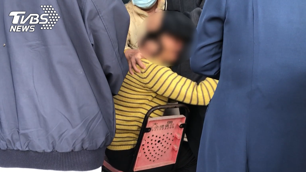 黃女母親悲痛喊下輩子別再當警察。（圖／TVBS）