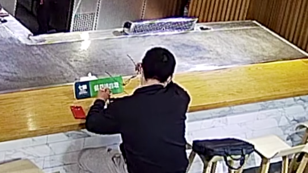 男子因工作壓力過大，邊吃邊哭。（圖／翻攝自長江日報）